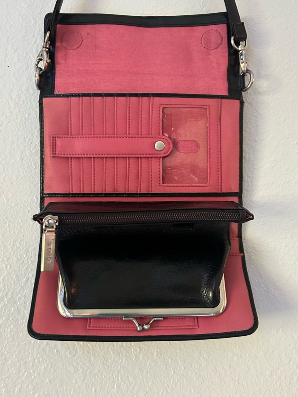 HOBO VTG Black Leather Shoulder Bag; Built-In Wallet (Cards/Coin Purse/Pockets)